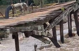 Los pobladores de Capellán cierran un puente deteriorado entre Tebicuary y Coronel Martínez.