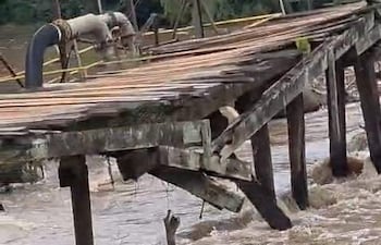 Los pobladores de Capellán cierran un puente deteriorado entre Tebicuary y Coronel Martínez.