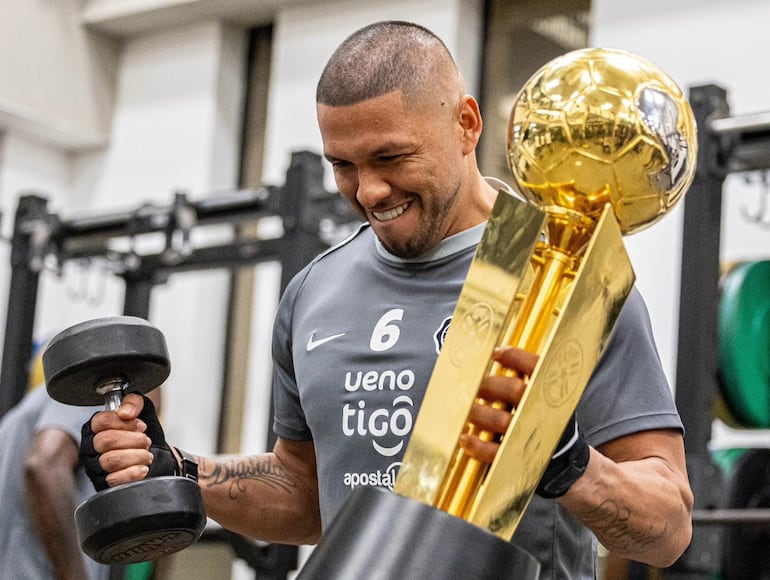 El capitán Richard Ortiz Bustos (35 años) sostiene la pesa en una mano y el trofeo de campeón del torneo Apertura en la otra. Olimpia se vuelca de lleno en la Copa Sudamericana.