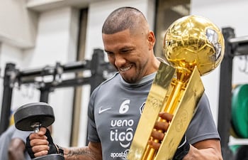 El capitán Richard Ortiz Bustos (35 años) sostiene la pesa en una mano y el trofeo de campeón del torneo Apertura en la otra. Olimpia se vuelca de lleno en la Copa Sudamericana.