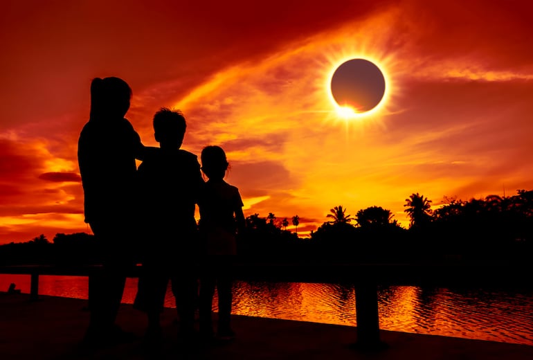Personas observan un eclipse total de sol.