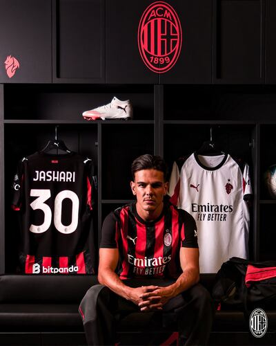 Ardon Jashari (23 años), futbolista suizo presentado en el A. C. Milan de la Serie A de Italia.