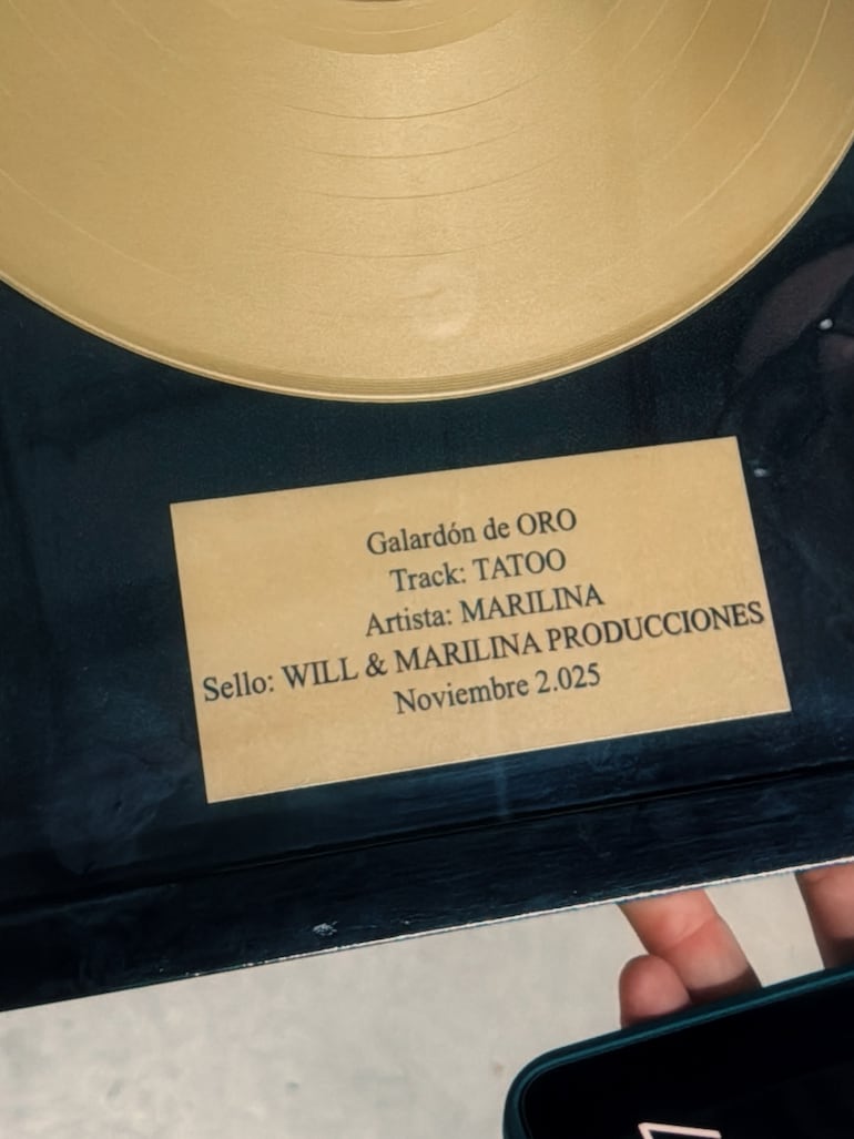 El galardón de oro que recibió Marilina Bogado por su canción "Tatoo". (Instagram/Will Fretes)