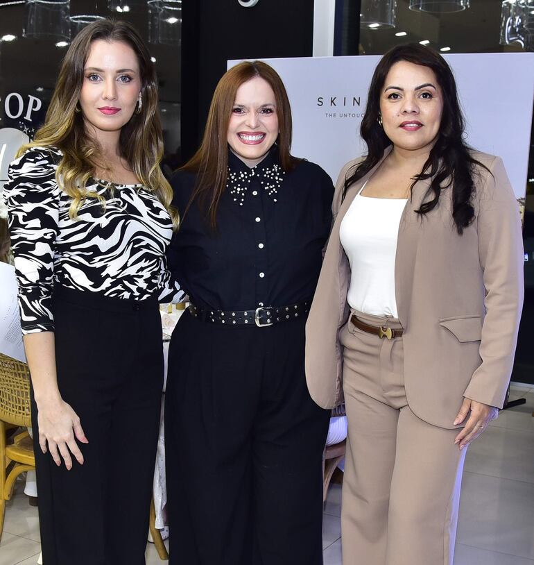 Stephanie Green, departamento de Marketing de Punto Farma; Marilé Unger y Marlene Alvarenga.