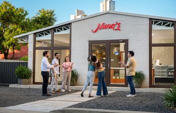 La alegría de concretar los sueños junto con la ayuda de Banco Familiar.