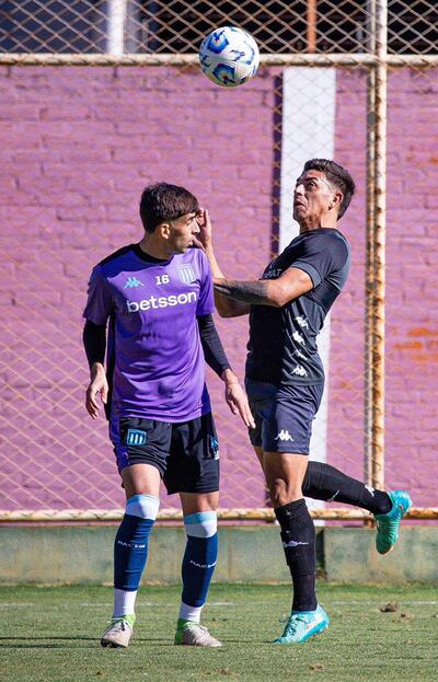 Despeje de Richard Cabrera, lateral “militar”, durante el partido del elenco alternativo del General Caballero de Juan León Mallorquín.