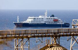 l crucero holandés MV Hondius permanece anclado frente a la costa de la ciudad de Praia, en la isla de Santiago, Cabo Verde, el 4 de mayo de 2026, tras la muerte de tres personas a bordo a causa de un síndrome respiratorio agudo.