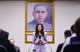 Cheng Li-wun (C), presidenta del Kuomintang, partido opositor de Taiwán. Llegó hoy a China para una visita oficial.