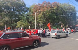 Simpatizantes del movimiento Causa Republicana se movilizaron por el centro de Asunción.