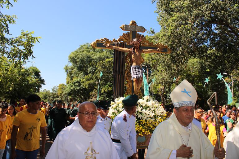 Monseñor Valenzuela realizó la procesión de la imagen de Ñandejára Guasu con una importante cantidad de feligreses.