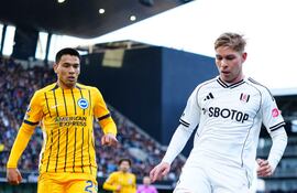 El volante de los "Cottagers", Emile Smith Rowe domina el esférico ante el asecho del mediocampista paraguayo, Diego Gómez. (Foto: @FulhamFC)