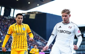 El volante de los "Cottagers", Emile Smith Rowe domina el esférico ante el asecho del mediocampista paraguayo, Diego Gómez. (Foto: @FulhamFC)