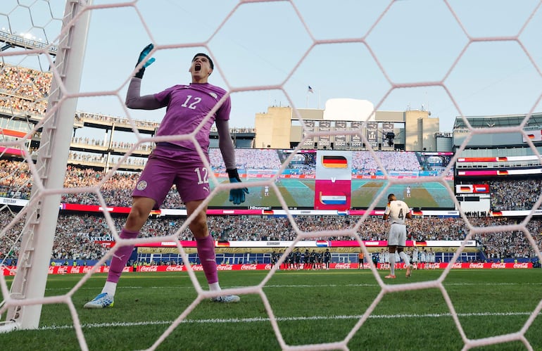 Orlando Gill de Paraguay celebra tras detener el sexto penal de Jonathan Tah de Alemania en una tanda de penales durante el partido de los dieciseisavos de final de la Copa Mundial de la FIFA 2026 entre Alemania y Paraguay en el Boston Stadium, en Foxborough, Massachusetts.