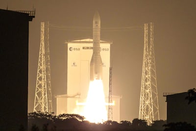 El cohete Ariane 6 de la Agencia Espacial Europea (ESA), que transporta dos satélites Galileo para el Sistema Global de Navegación por Satélite (GNSS) de la Unión Europea, despega desde el Centro Espacial de Guayana, en Kourou, en el departamento francés de ultramar de Guayana, el 17 de diciembre de 2025.