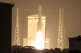 El cohete Ariane 6 de la Agencia Espacial Europea (ESA), que transporta dos satélites Galileo para el Sistema Global de Navegación por Satélite (GNSS) de la Unión Europea, despega desde el Centro Espacial de Guayana, en Kourou, en el departamento francés de ultramar de Guayana, el 17 de diciembre de 2025.