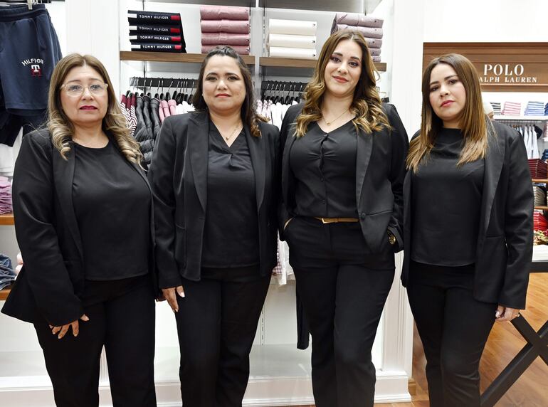 Clotilde Escobar, Rocío Rojas, Lilian Silawka y Noelia Lobos.