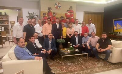 El senador Erico Galeano (ANR, HC) en cuclillas en el centro junto a senadores colorados que apoyaron a Silvio "Beto" Ovelar (ANR, HC).