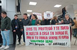 Familiares de las autoridades municipales que estaban varadas en Israel aguardan la llegada de sus seres queridos.
