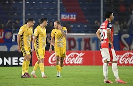 Los jugadores de Sportivo Trinidense festejan un gol en el partido frente a Cerro Porteño en el partido de la fecha 1 del torneo Clausura 2026 de la Primera División de Paraguay en el estadio La Nueva Olla, en Asunción, Paraguay.