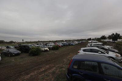 Vehículos apilados en un descampado cerca de Paiporta. La provincia de Valencia intenta retomar la actividad laboral y las clases en los colegios mientras continúan de forma intensa las labores de búsqueda de desaparecidos, de abastecimiento y atención a los damnificados, y de la limpieza de las calles y bajos de numerosos municipios, sobre los que ha vuelto a llover este domingo.