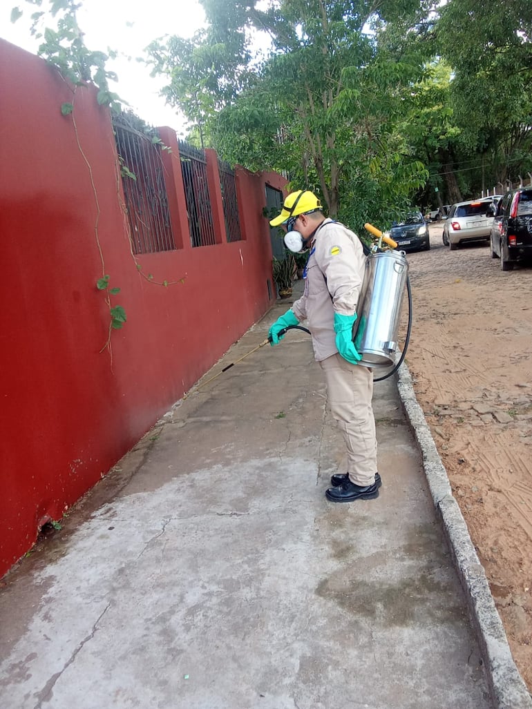 Trabajos de funcionarios de SENEPA en el marco de la lucha contra la Leishmaniasis.