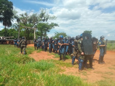 Policías frente a la estancia Lusipar.