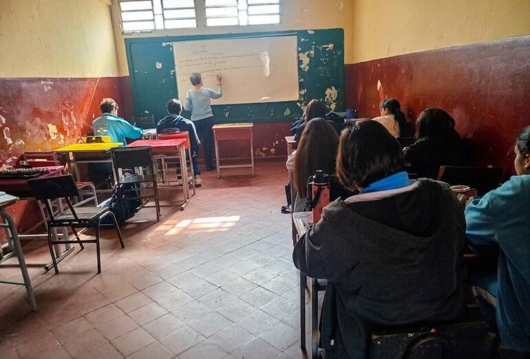 Docente escribe una lección de Matemáticas, frente a sus estudiantes en el Colegio Nacional República Argentina.