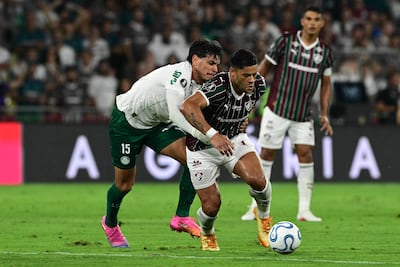 El capitán del Palmeiras, el paraguayo Gustavo Gómez intenta frenar la marcha de Hulk esta noche en Río.