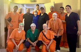 Los médicos posan luego de finalizar la maratón de cirugías en el Hospital de Itauguá.