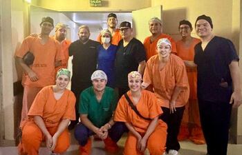Los médicos posan luego de finalizar la maratón de cirugías en el Hospital de Itauguá.