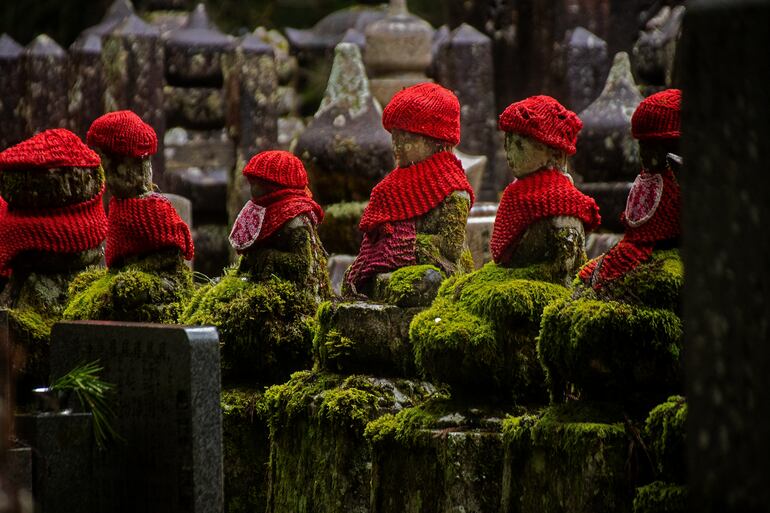 Estatua de jizo en Okonoin Koyasan, Japón.