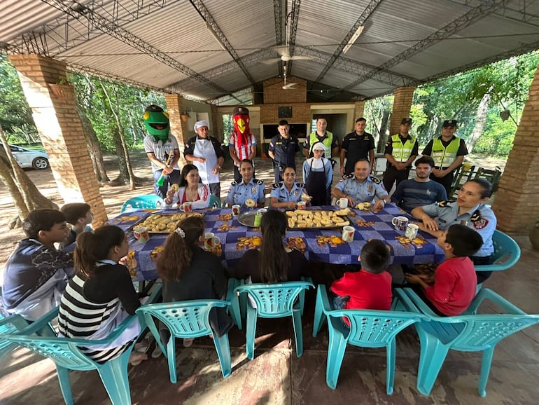 “Chipa apo policial”: agentes de Guairá llevan tradición y solidaridad a niños y adultos mayores