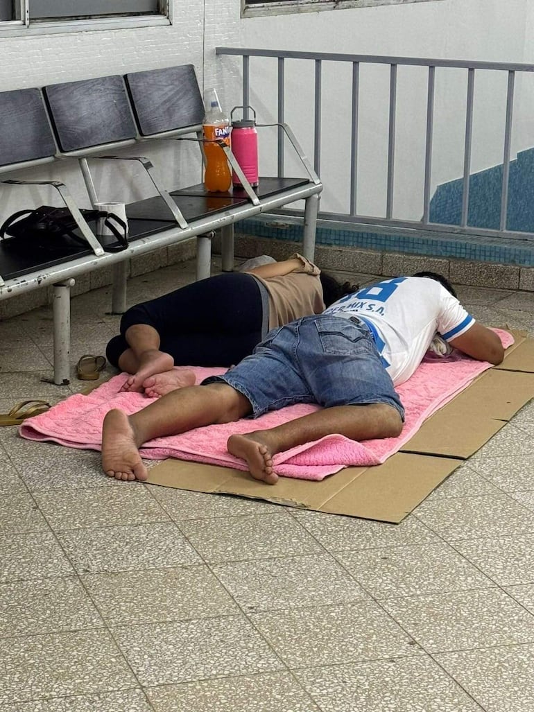 Familiares de pacientes que llegan desde el  interior.