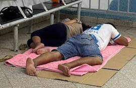 Asegurados durmiendo en el Hospital Central, esperando asistencia médica.
