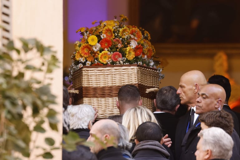 El ataúd de mimbre de la icónica Brigitte Bardot antes de su funeral en Saint-Tropez, Francia. (EFE/EPA/SEBASTIEN NOGIER)
