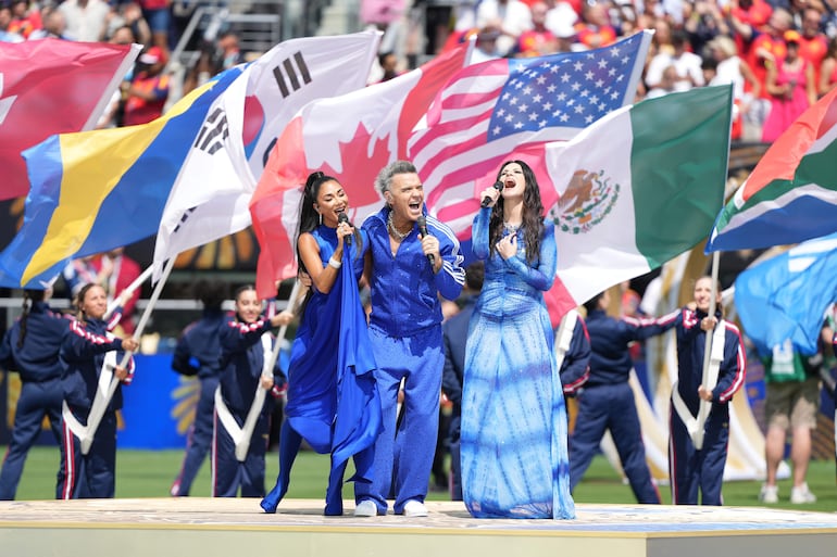 El cantante britanico Robbie Williams, la cantante italiana Laura Pausini y la cantante estadounidense Nicole Scherzinger.