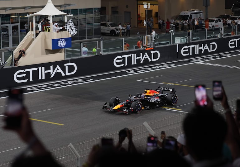 Max Verstappen hizo todo lo que estuvo a su alcance para lograr su quinto título en la F1, pero no le alcanzó, aunque igual se llevó el Gran Premio de Abu Dabi, en el cierre del año.