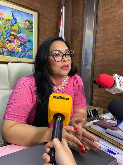 La directora de Talento Humano del Senado, Norma Cardozo, brindando declaraciones ante la prensa hoy.