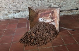 Obra de Fidel Fernández que representa a los desaparecidos durante la época de la dictadura, evocando el dolor, la memoria y la ausencia que aún persisten en la historia colectiva.