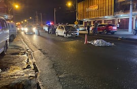 Un hombre de 79 años pierde la vida tras ser embestido por un auto sobre la avenida Defensores del Chaco.