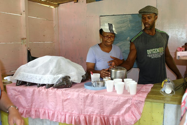 Café en venta en una plantación en las Blue Mountains, Jamaica.