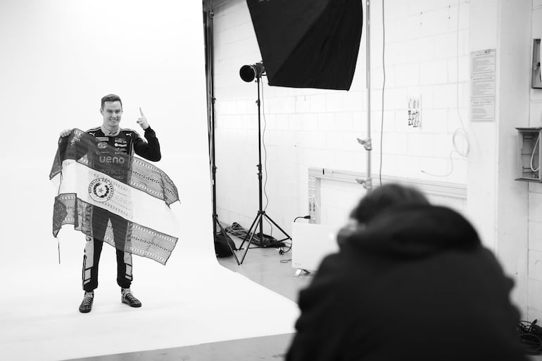 Este lunes la FIA Fórmula 2 puso a los pilotos frente a las cámaras, para la sesión de fotos para la prensa. Joshua, en una imagen en blanco y negro, con la bandera paraguaya.