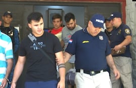 Héctor Grau (con remera roja) y Marcello Fretes (remera negra), antes de entrar a la cárcel de Tacumbú.