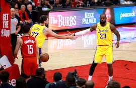 Luka Doncic y LeBron James, estrellas de Los Angeles Lakers.