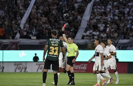 Momento en que el árbitro, Derlis López exhibe la tarjeta roja directa al delantero de Olimpia Carlos Sebastián Ferreira, tras un patadón en la entrepierna de Fernando "Chapa" Martínez, mediocampista de Rubio Ñu.