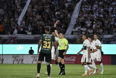 Momento en que el árbitro, Derlis López exhibe la tarjeta roja directa al delantero de Olimpia Carlos Sebastián Ferreira, tras un patadón en la entrepierna de Fernando "Chapa" Martínez, mediocampista de Rubio Ñu.
