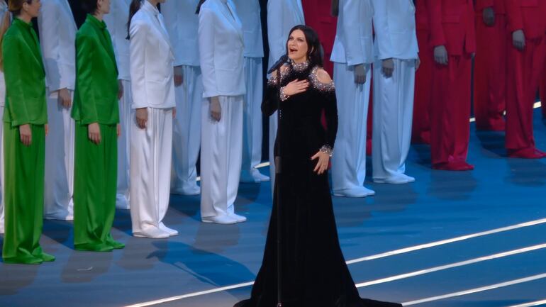Un momento especial de conexión mientras el himno nacional italiano resuena en ambas ciudades anfitrionas. 
Laura Pausini  en Milán. Coro de montaña  en Cortina.