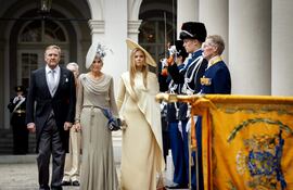 El rey Guillermo Alejandro, la reina Máxima y la princesa Amalia llegando muy elegantes al Royal Theatre en el Día del Príncipe. (EFE/EPA/SEM VAN DER WAL / POOL)