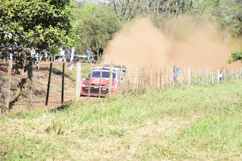 Los pilotos y equipos del Rally del Paraguay 2026 en las pruebas libes oficiales en un tramo de 5,6 kilómetros en la ciudad de Carmen del Paraná, Departamento de Itapúa, Paraguay.