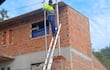 La usuaria de la ANDE que reclamó la falta de conexión tras más de un mes de haber abonado por el servicio, mostró que electricistas prepararon las conexiones en la propiedad para que la ANDE pueda hacer su trabajo y poner el medidor.